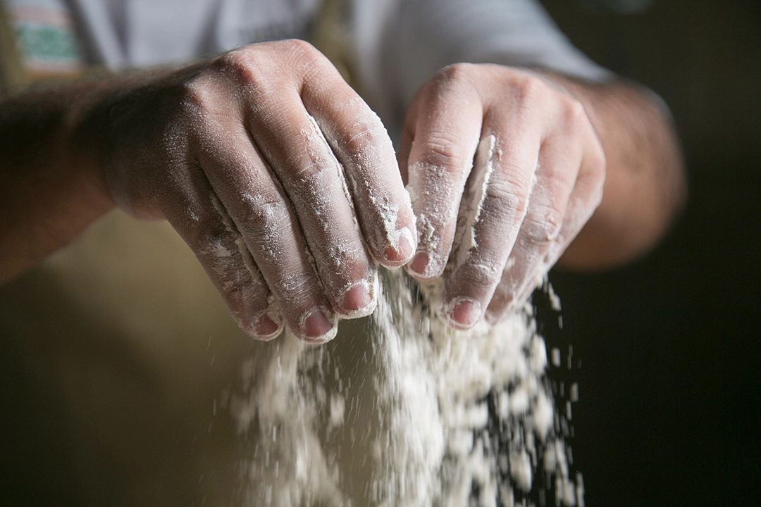 chef de cozinha com a mão na massa