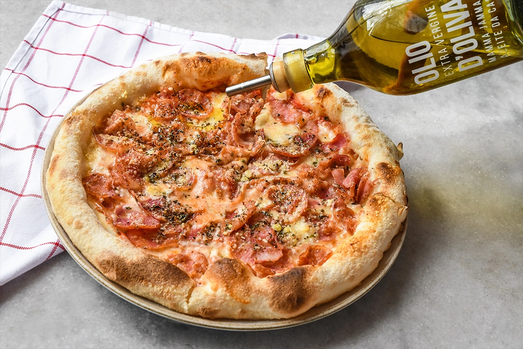Pizza Mamma Jamma feita com calabresa