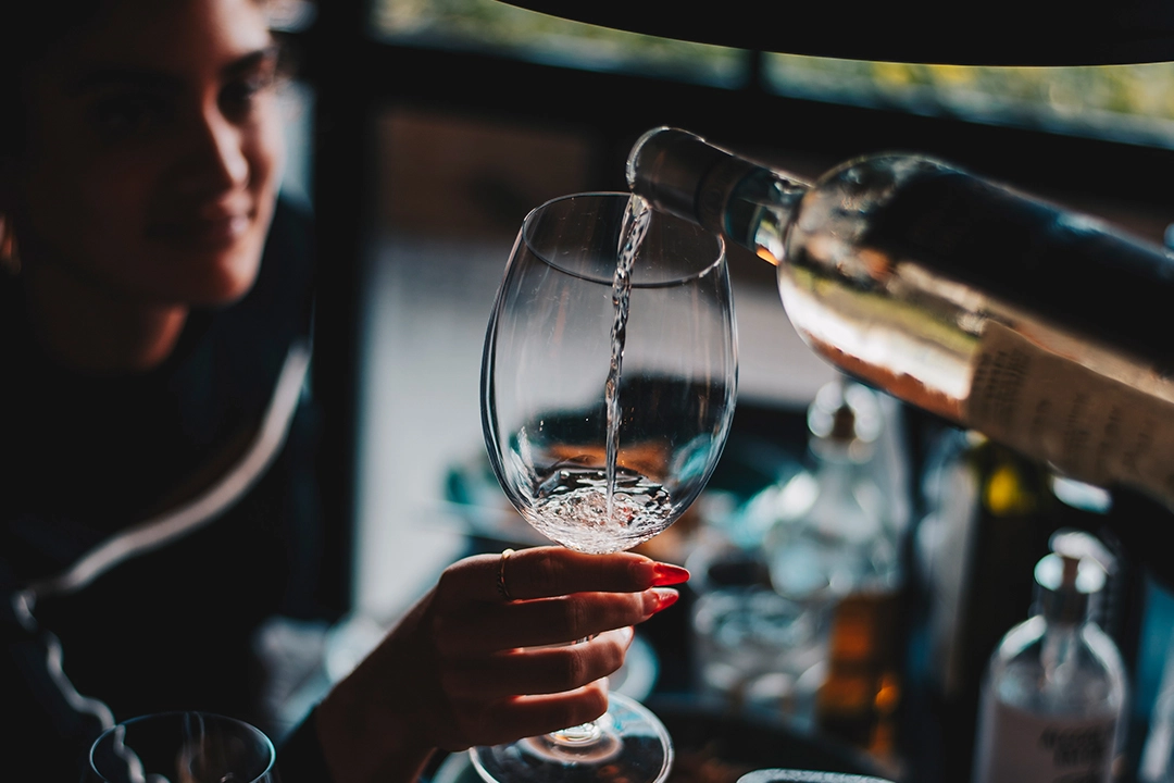 Profissional ajudando cliente em como escolher um bom vinho