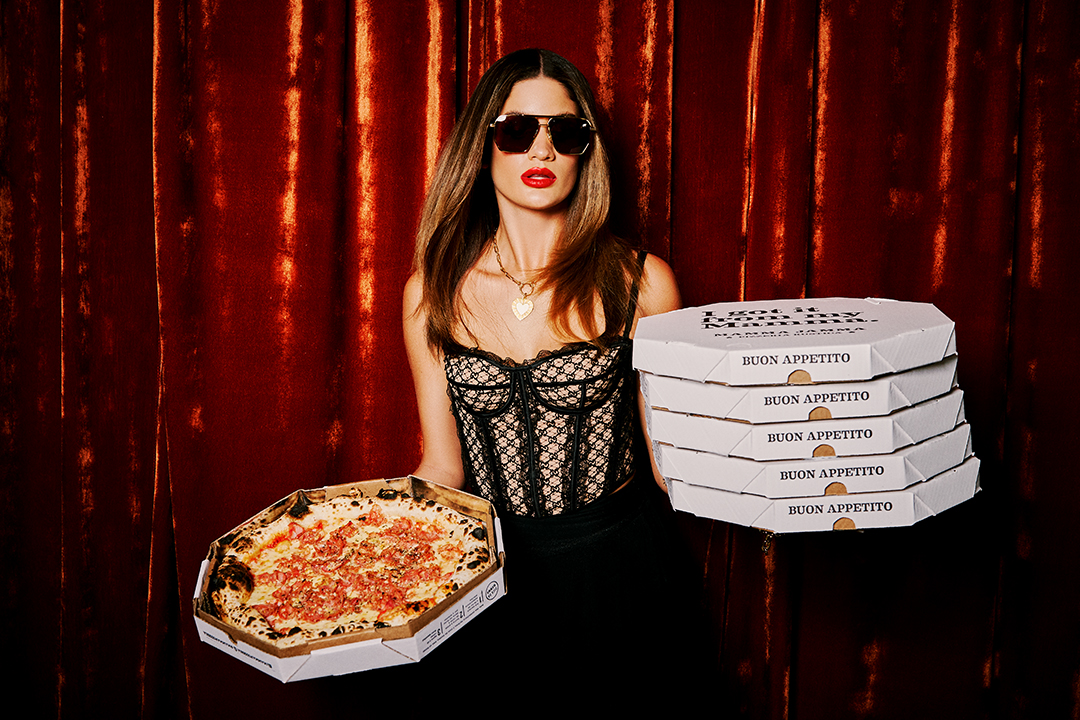 mulher segundo pizza, vestida com roupas italianas