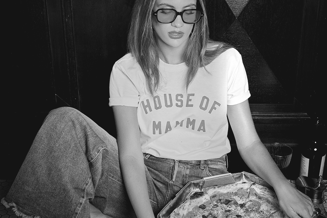 Modelo da Mamma ouvindo a Playlist House of Mamma