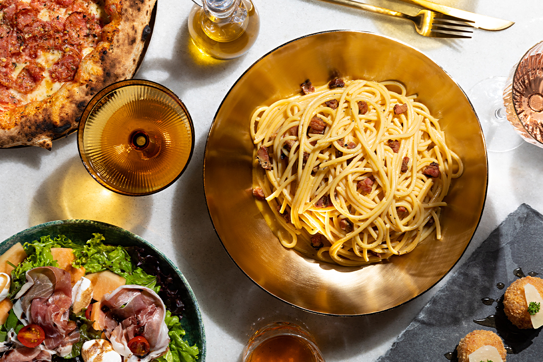 Prato em cima da mesa com Spaghetti Alla Carbonara