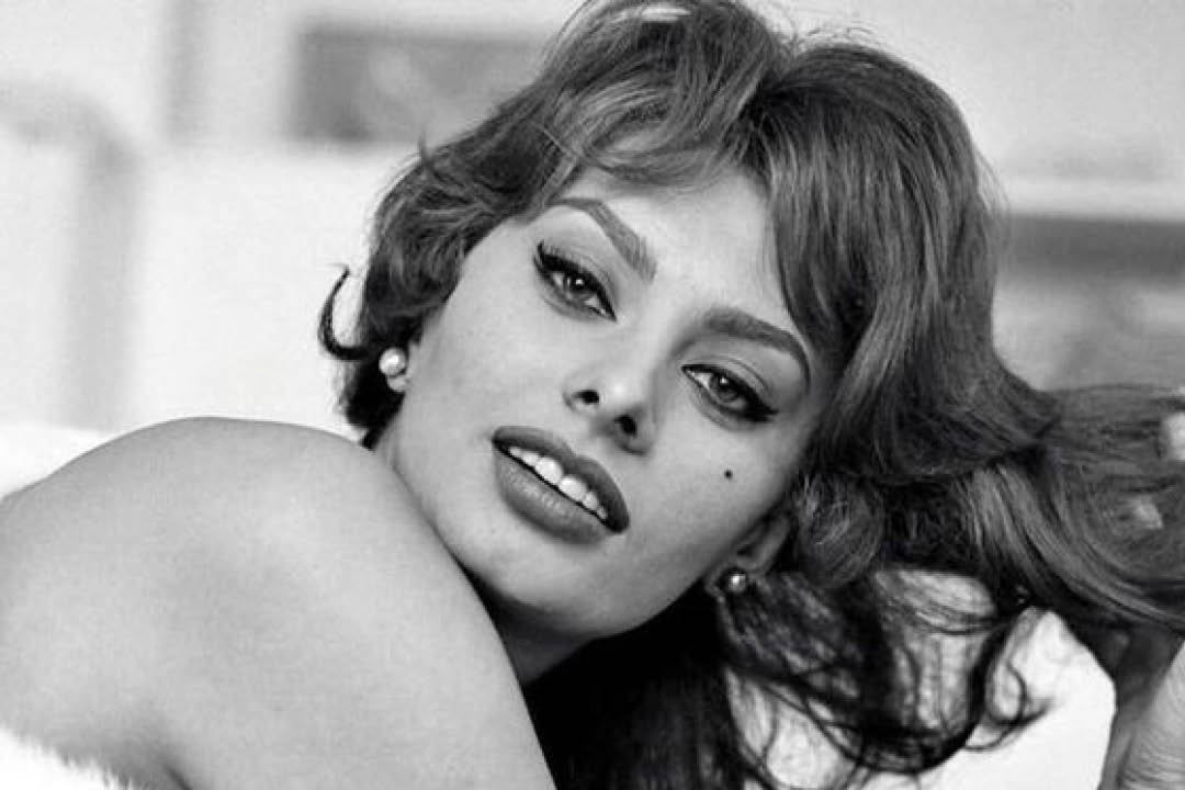 Imagem em preto e branco de Sophia Loren, uma das maiores musas do cinema.